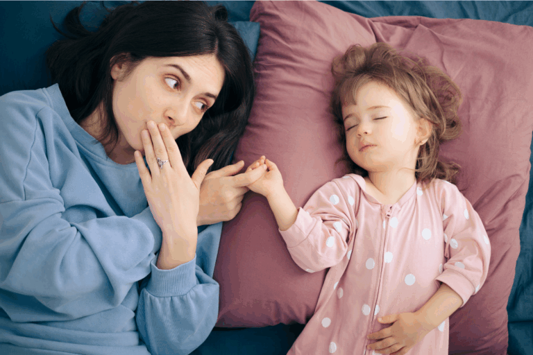 ¿Cómo puedo enseñar a mi hijo a dormir solo?